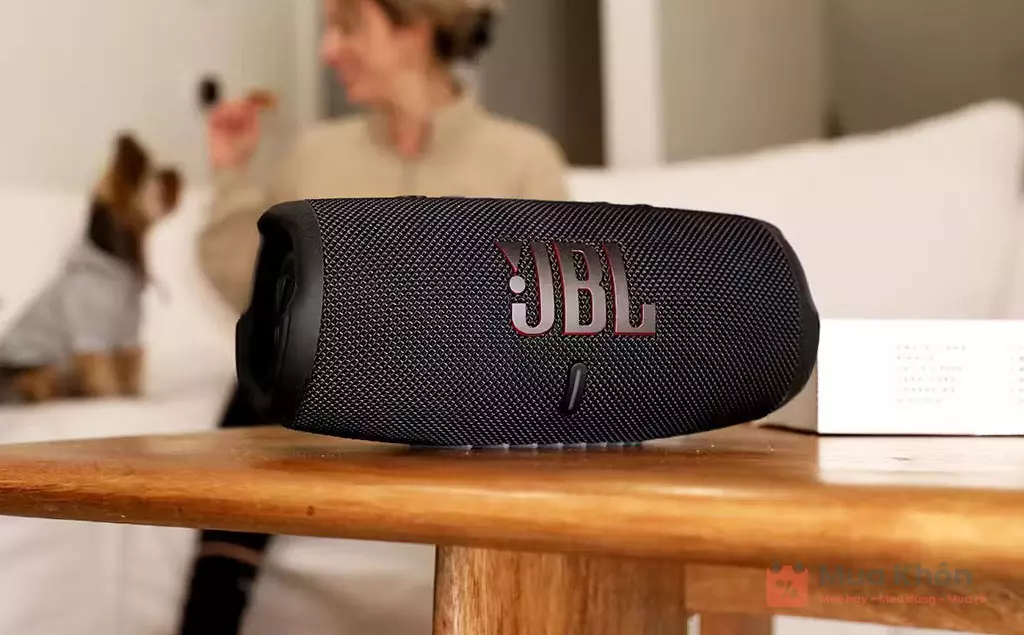 Làm sao tôi có thể đánh giá JBL Charge 5?