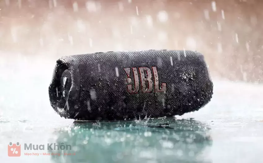 JBL Charge 5 có xếp hạng chống nước và bụi IP67, vượt trội hơn so với IPX7 của phiên bản trước đó là JBL Charge 4