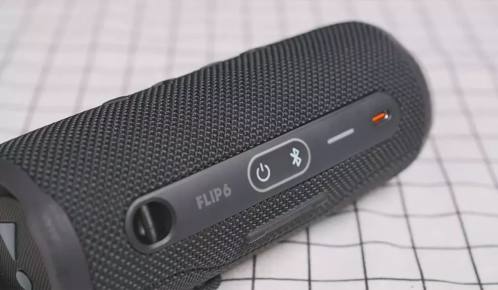 JBL Flip 6 có nút kết nối bluetooth và nút nguồn nằm ở phía sau của loa