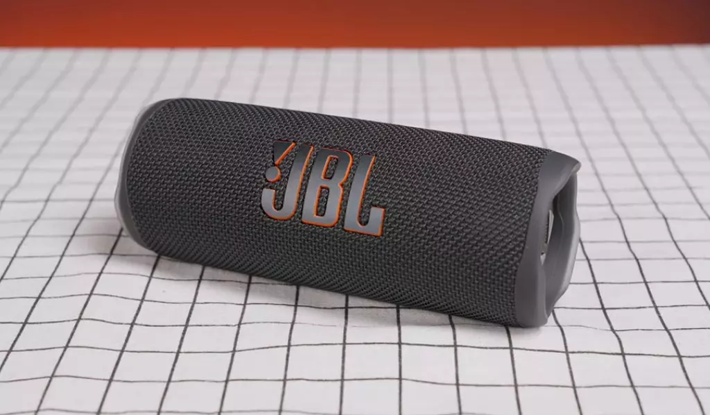 JBL Flip 6 có thiết kế không thay đổi nhiều so với phiên bản trước đó